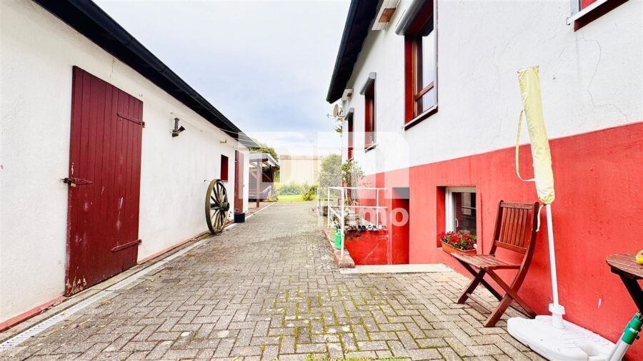 Modernisiertes Einfamilienhaus auf riesigem Grundstück mit Carport und Nebengebäude - Innenhofbereich